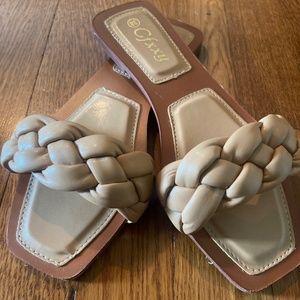Size 6 Carmel color  knot flat sandal